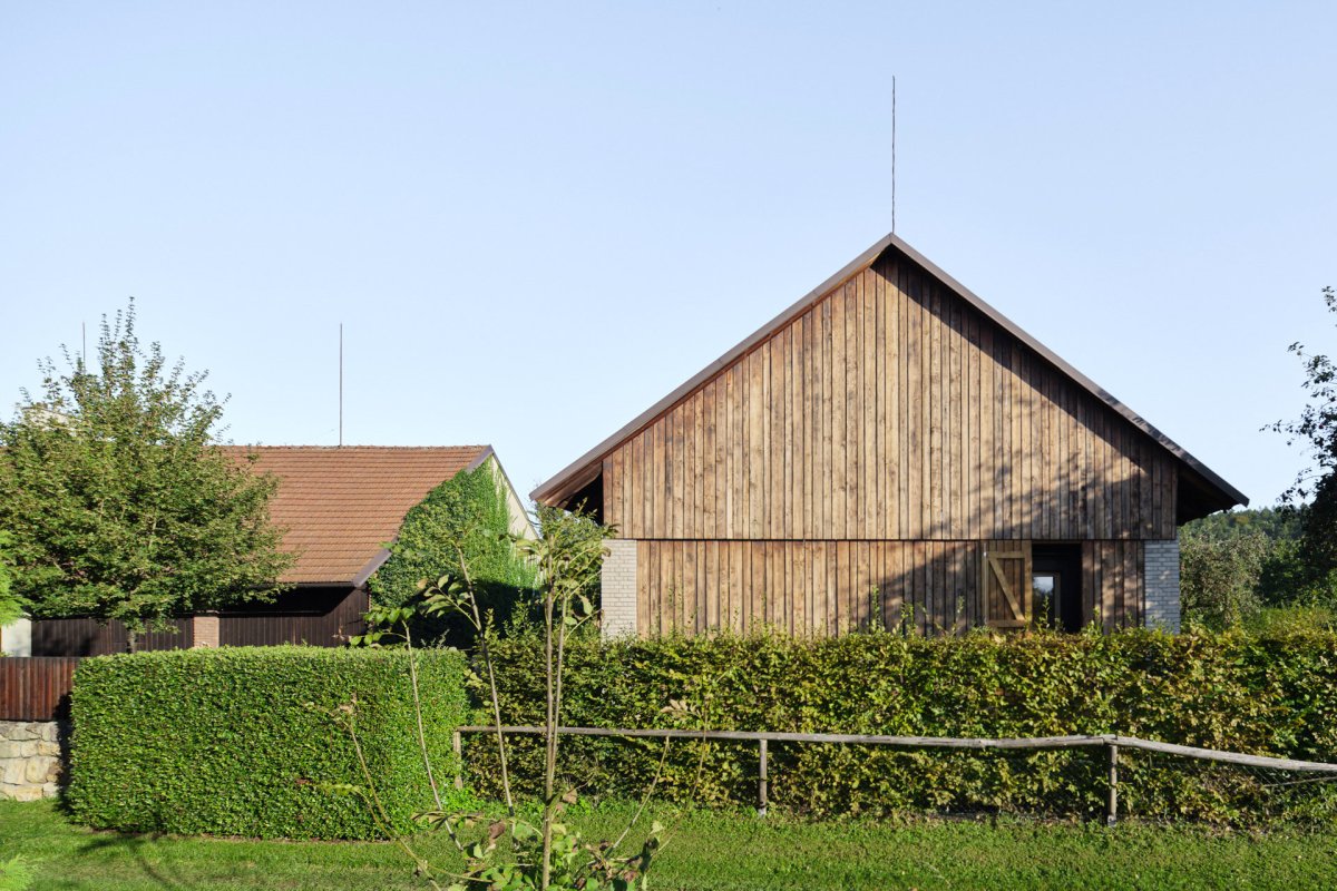 Zvenčí se téměř nic nezměnilo. (Krabice ve stodole; Facha architekti)