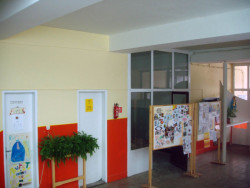 Pohľad zo vstupnej haly školy. Pôvodný stav a stavebné práce.