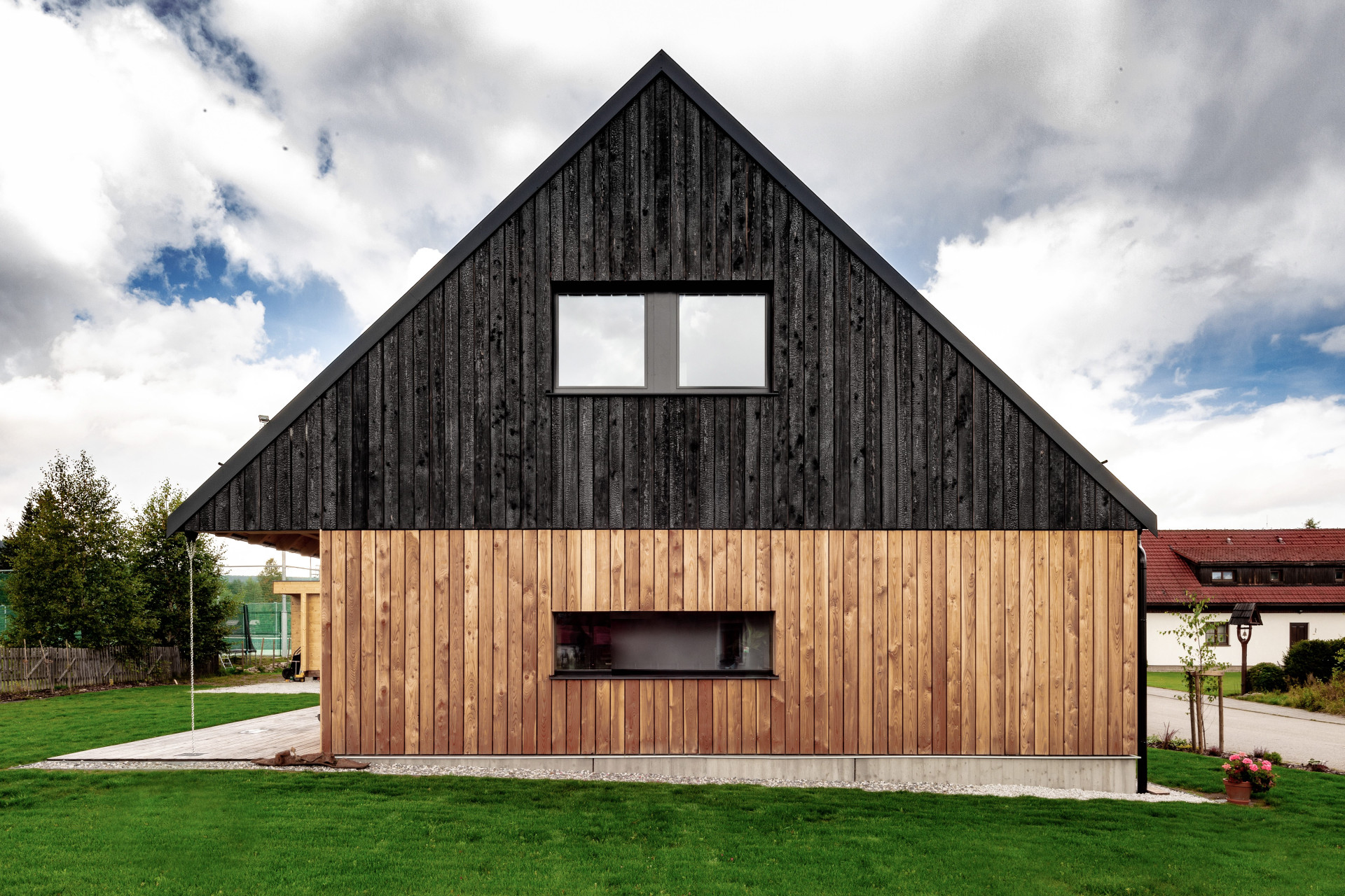 Harazim Karel Architektura - RD Borová Lada: Dřevostavba je opláštěna do modřínových prken