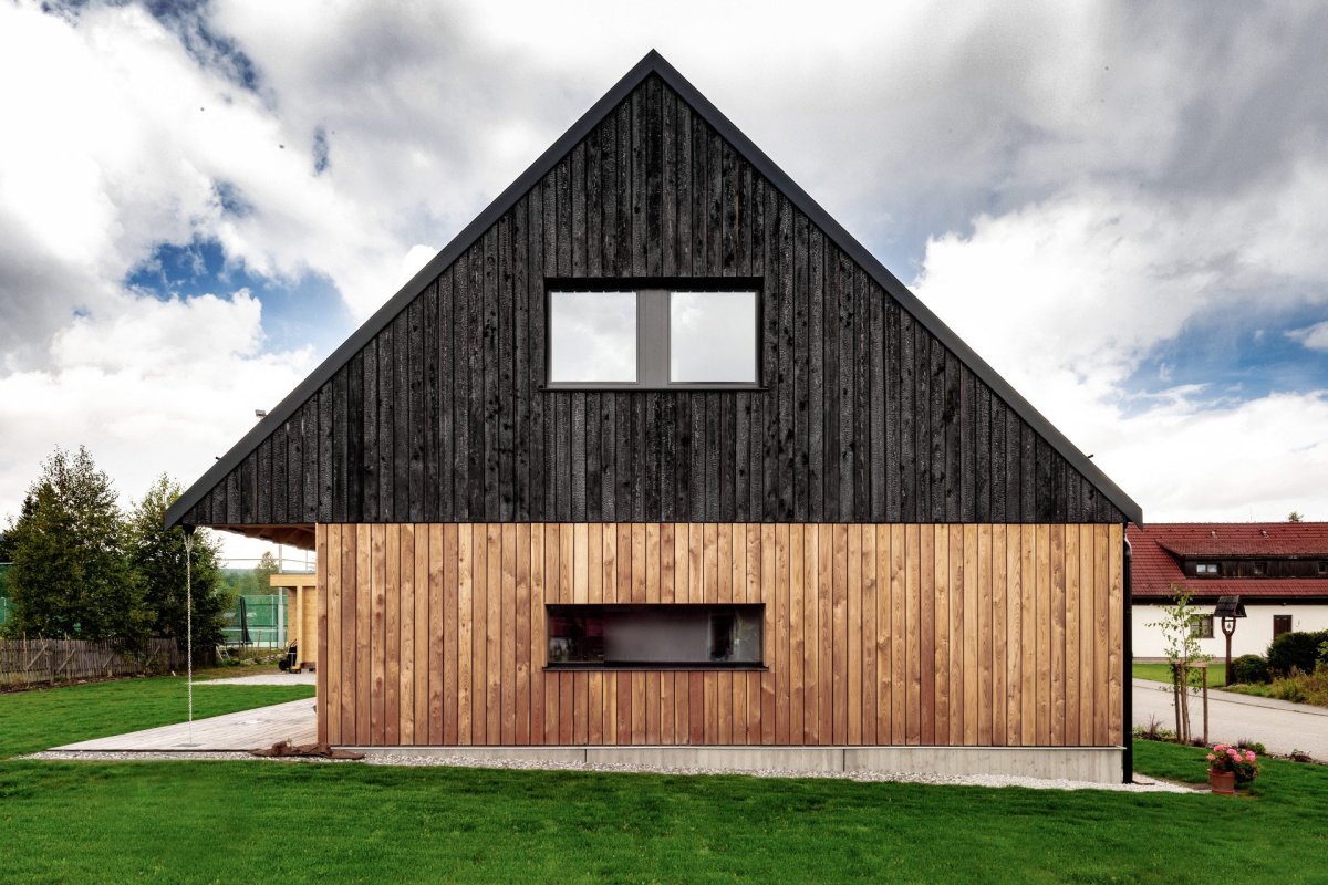 Harazim Karel Architektura - RD Borová Lada: Dřevostavba je opláštěna do modřínových prken