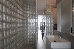 Také koupelnové jádro má díky luxferům denní světlo