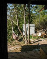 Terasa nabízí skvělý prostorový zážitek, výhledy, ale vytváří i venkovní krytý komunikační i pobytový meziprostor.