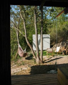 Terasa nabízí skvělý prostorový zážitek, výhledy, ale vytváří i venkovní krytý komunikační i pobytový meziprostor.