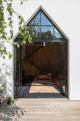 Terasy jsou prodloužením obytného prostoru (Bílý dům v Lysolajích, skvadra architekti)