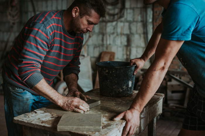Výroba cihlové dlažby je špinavá, mokrá práce. U společnosti Klinker Centrum ji najdete ve čtvercovém, obdélníkovém i šestiúhelníkovém tvaru