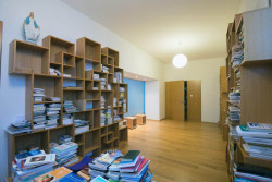 Pohľad na priestor knižnice smerom do predsiene priestoru,