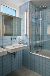 Pozice umyvadel zůstala nezměněna, došlo však k jejich výměně. (Rekonstrukce bytu ve Vršovicích, Amulet architekti)