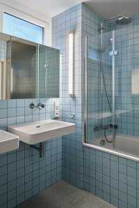 Pozice umyvadel zůstala nezměněna, došlo však k jejich výměně. (Rekonstrukce bytu ve Vršovicích, Amulet architekti)