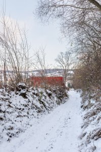Chata v Sušici, BYRÓ architekti: Chata je opravdu malá, stojí na 35 metrech čtverečních. Určená je k pobytu jednoho člověka – její majitelky