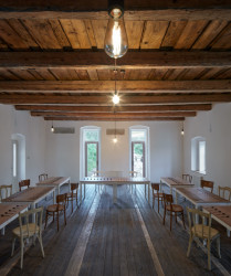 Rekonstrukce hostince Na Lisu v Brzánkách, Jan Veisser: Některé trámy jsou původní, ostatní „nové“, avšak pořízené z druhé ruky, aby v prostoru nerušily