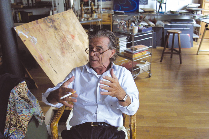 Samostatná sekce bude ve výstavě věnována poctě architektu Ricardu Bofillovi (1939–2022), jehož realizace výrazně ovlivnily současný ráz Karlína