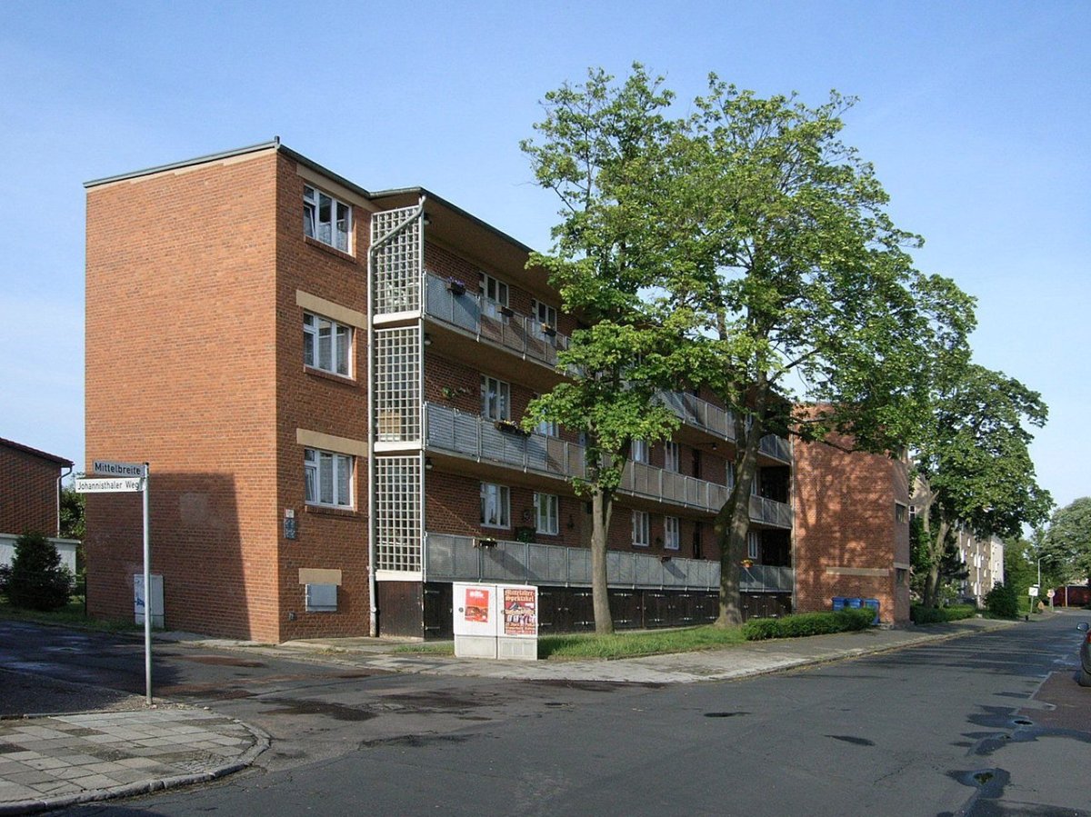 Hannes Meyer - Pavlačový bytový dům, 1930, Dessau-Törten. Roku 2017 byla stavba zapsána na seznam kulturních památek UNESCO