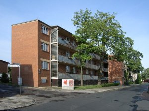 Hannes Meyer - Pavlačový bytový dům, 1930, Dessau-Törten. Roku 2017 byla stavba zapsána na seznam kulturních památek UNESCO