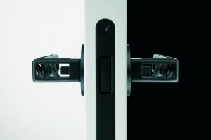 Magnetický zámek INDUSTRY SQUELETTE (ocel, povrch černý mat chrom).