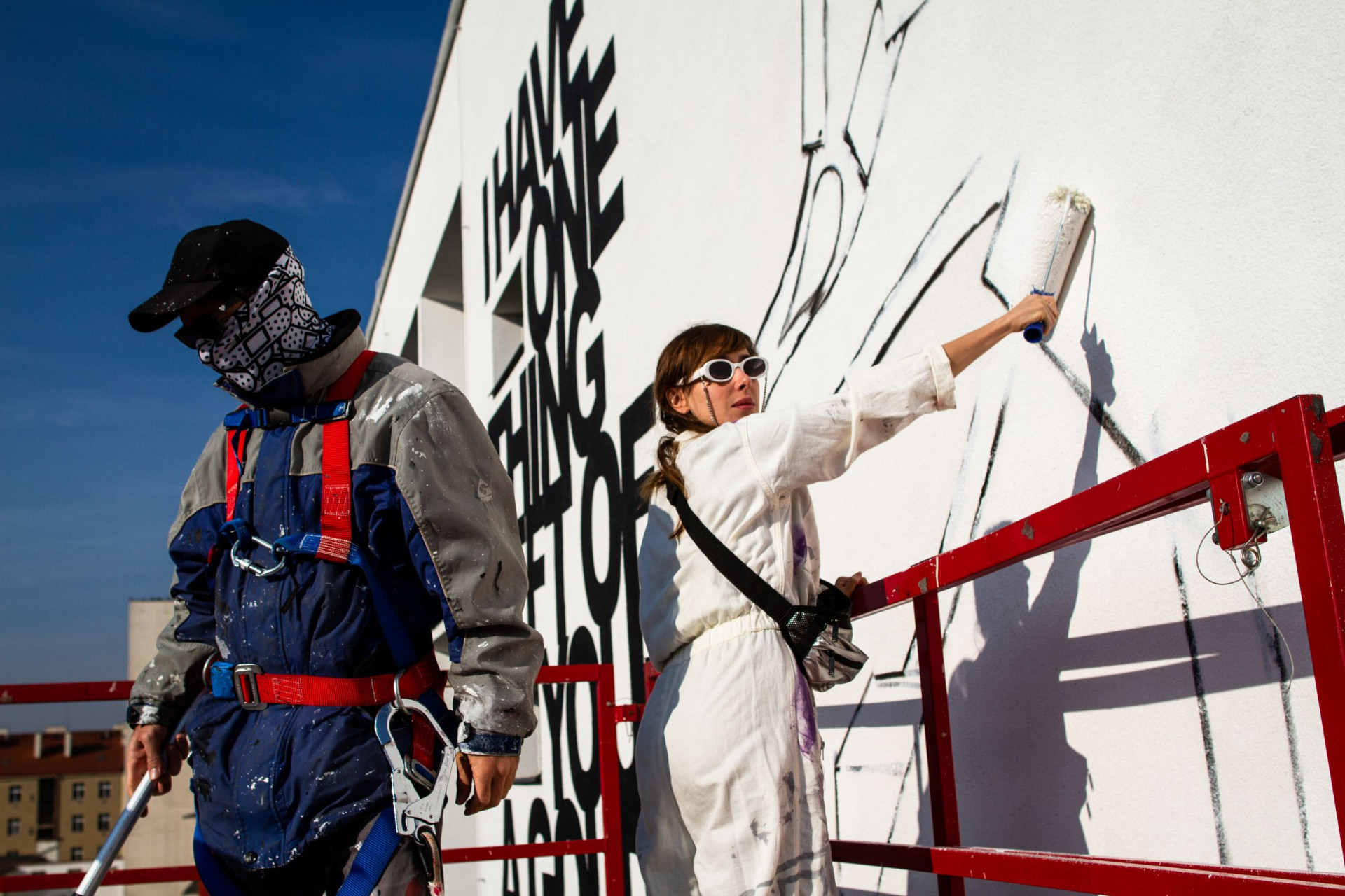 Nový murál v Holešovicích od Nitzan Mintz a Dede Bandaid