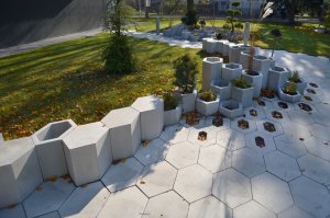Park společnosti SVCS Process Inovation ve Valašském Meziříčí s mobiliářem H-E-X od PRESBETON, Next Level Studio/ Michal Kutálek.