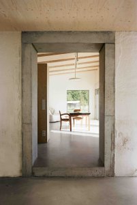 Konverze starého statku, Martin Migeon Architecture: I přes současný zásah neztrácí stavba původní rustikální charakter.