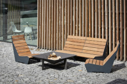 Vesnický obývák od Valoverda Friends obsahuje dvě křesla, gauč a ohniště.