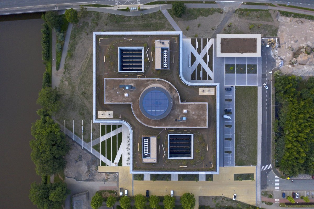 Městskou mozaiku kvalitní královéhradecké architektury doplnila administrativní budova centrály ČSOB od studia Projektil.