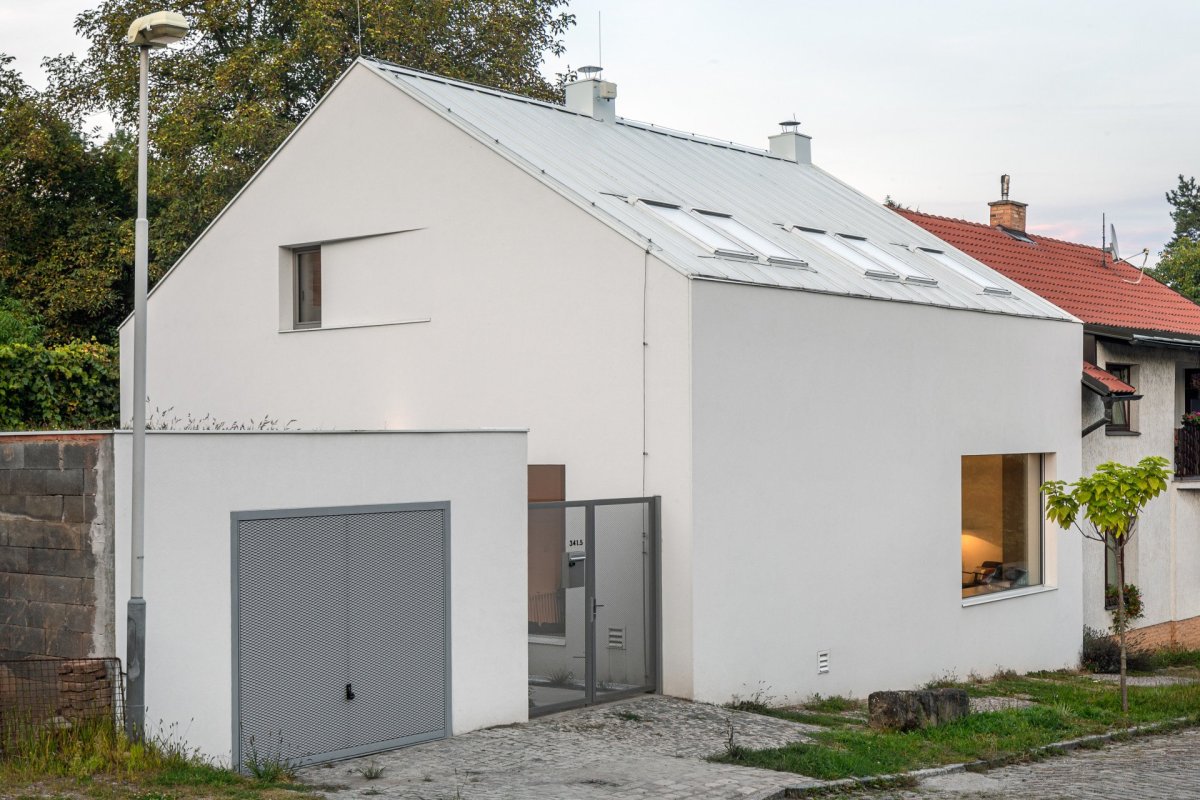 "Dům propojen se zelení" na Praze 9 od studia Iveta Langerová architekti