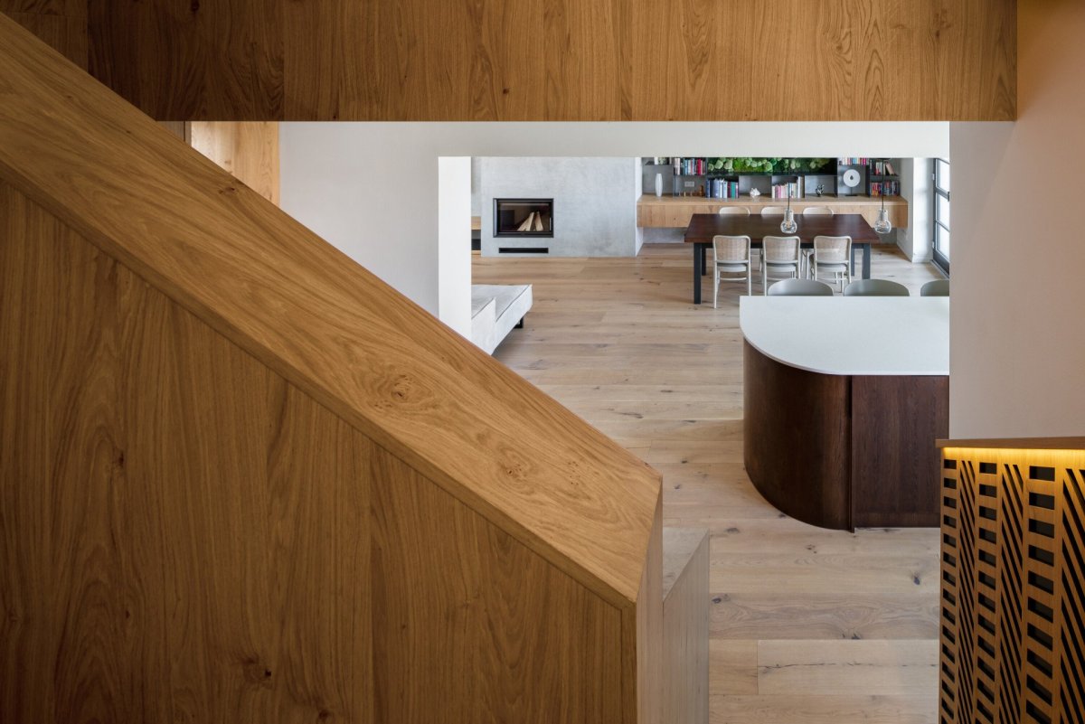 Rekonstrukce řadového domu u letiště, No Architects