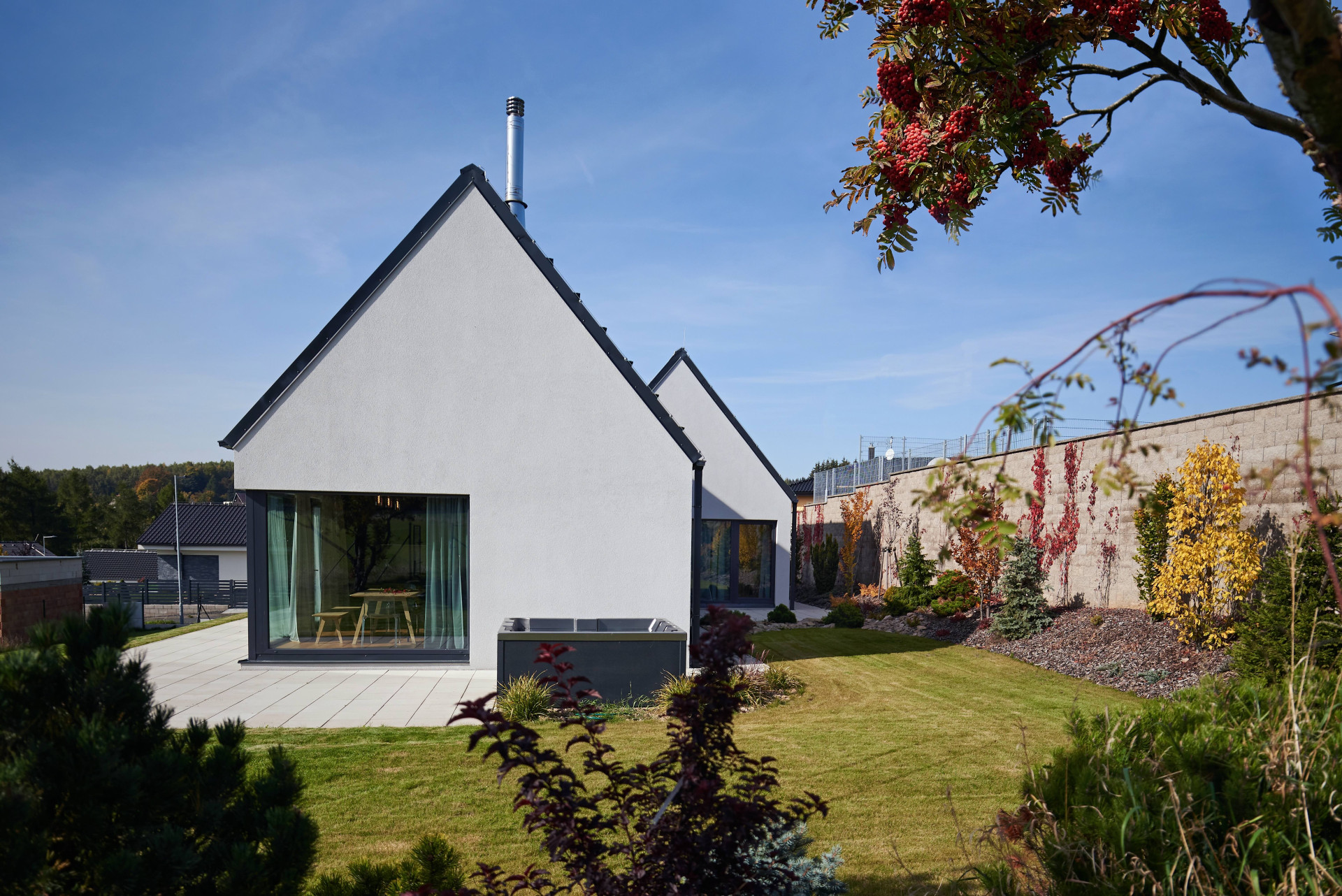 Jeden dům rozdělený na dva lépe splyne s okolní zástavbou.