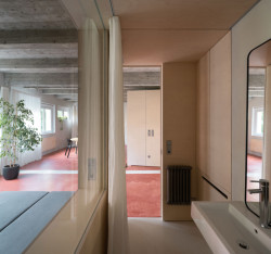 PROGRES ARCHITEKTI - Byt + byt: Koupelna má velké fixní okno