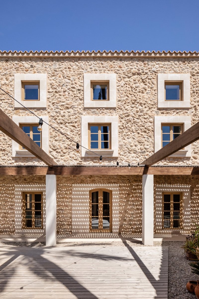 Původní kamenné zdivo doplnily nové elementy - například okna. (Farma Sa Taronja, Beef architekti)