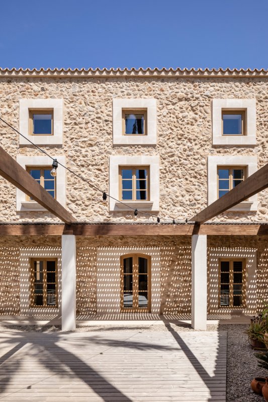 Původní kamenné zdivo doplnily nové elementy - například okna. (Farma Sa Taronja, Beef architekti)