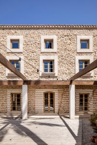Původní kamenné zdivo doplnily nové elementy - například okna. (Farma Sa Taronja, Beef architekti)