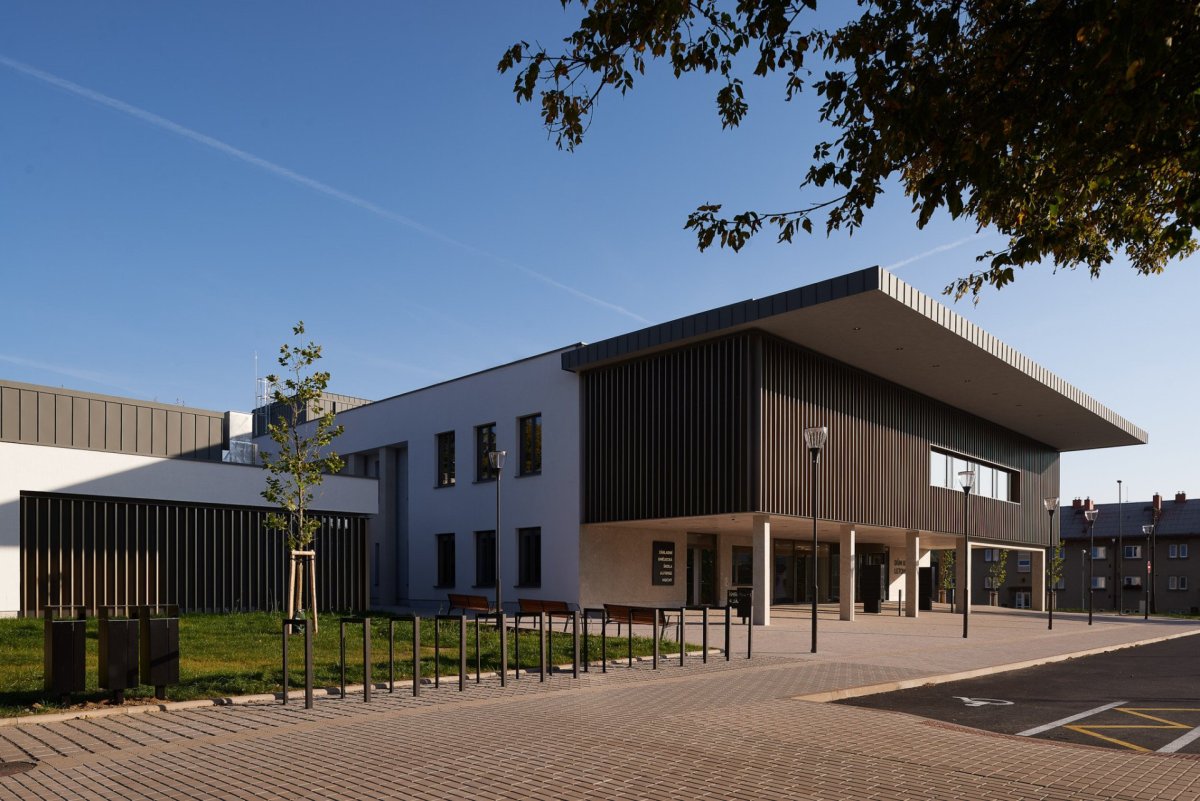 Vzniklo prostorné závětří, které slouží zároveň jako „zahrádka“ kavárny. (Rekonstrukce Kulturního domu v Letohradě; architekti.in)