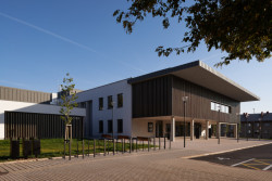 Vzniklo prostorné závětří, které slouží zároveň jako „zahrádka“ kavárny. (Rekonstrukce Kulturního domu v Letohradě; architekti.in)