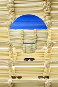 Manželé Anastázie a Pavel Kahotski nabízí ve své optice jak brýle vyrobené na míru, tak kurátorovaný výběr kousků ze zahraničí. (Optika Kahotski Eyewear Studio na Letné, IHOR)