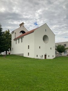 Kostel Sv. Ducha dodává důstojnost jinak poněkud bezútěšné vesnické návsi. Foto: Klára Koldová