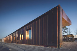 Mateřská škola Doubek v Pardubicích, Med Pavlík architekti: Uliční fasáda je pokrytá falcovaným plechem