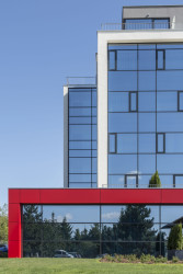 Za výraznou fasádou hotelu Grid v Brně stojí také vizovická společnost KOMA MODULAR.