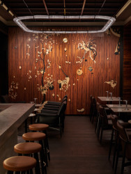 Intarzie od Michala Bačáka v baru Forbina