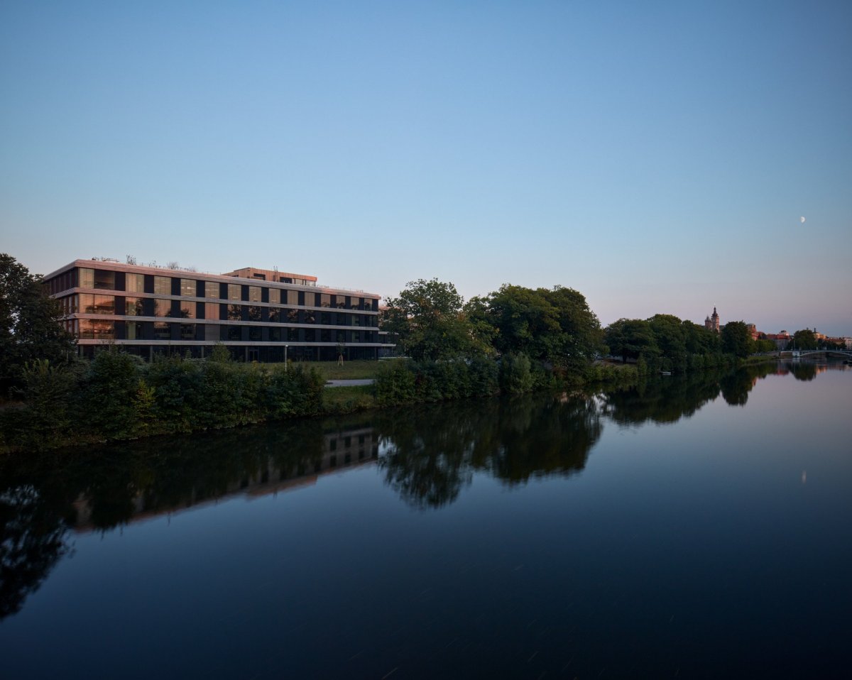 Městskou mozaiku kvalitní královéhradecké architektury doplnila administrativní budova centrály ČSOB od studia Projektil.