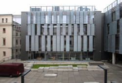 Univerzita umění v Poznani má své sídlo v centru města a historická budova je doplněna moderní dostavbou – foto