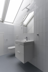 Pohled do koupelny (Rodinný dům v Senici na Hané, TŘI.ČTRNÁCT architekti)