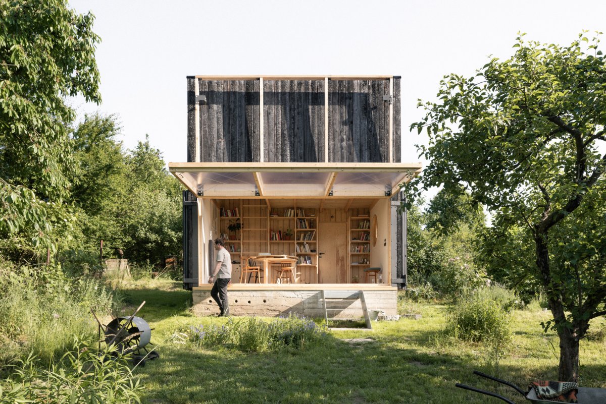 Tahle chata je spíš zahradní pavilon a nachází se v zahrádkářské kolonii v Praze. Navrhli ji BYRÓ architekti. "Klienti mají zahradu velmi rádi a nechtěli se zavřít do chaty," říká architekt Tomáš Hanus. Proto navrhli fasádu, která se dá otevřít.