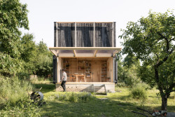 Tahle chata je spíš zahradní pavilon a nachází se v zahrádkářské kolonii v Praze. Navrhli ji BYRÓ architekti. "Klienti mají zahradu velmi rádi a nechtěli se zavřít do chaty," říká architekt Tomáš Hanus. Proto navrhli fasádu, která se dá otevřít.