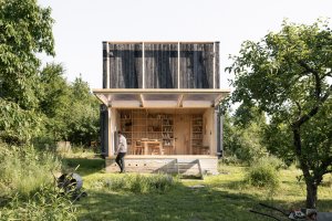 Tahle chata je spíš zahradní pavilon a nachází se v zahrádkářské kolonii v Praze. Navrhli ji BYRÓ architekti. "Klienti mají zahradu velmi rádi a nechtěli se zavřít do chaty," říká architekt Tomáš Hanus. Proto navrhli fasádu, která se dá otevřít.