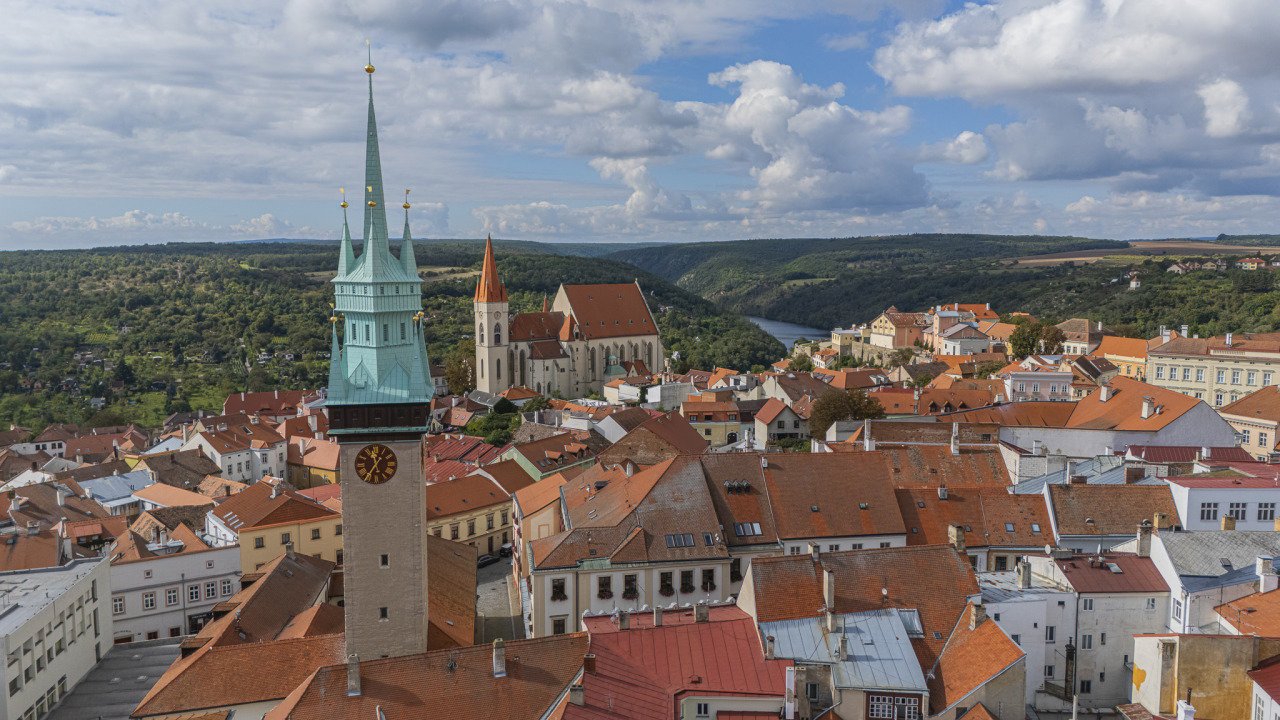Radniční věž ve Znojmě po čtyřleté rekonstrukci znovu zpřístupňuje svou historickou konstrukci i vyhlídku na město a okolní krajinu.
