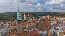 Radniční věž ve Znojmě po čtyřleté rekonstrukci znovu zpřístupňuje svou historickou konstrukci i vyhlídku na město a okolní krajinu.