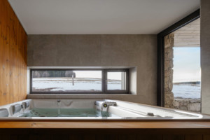 Pohled do wellness v přízemí (Šumavská chalupa; Atelier VAS)