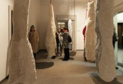 Kulturní festival 4+4 dny v pohybu více než dvacet let přináší jedinečný program zaměřený na současné umění, divadlo a performativní tvorbu.