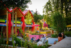 ...je tu také otevřená scéna, kde si každý může uspořádat performanci. (Morag Myerscough, FLUX - oživení veřejného prostoru v Mnichově)