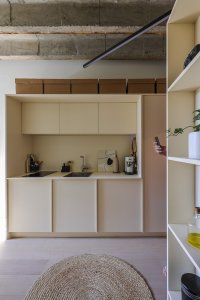 Tlumená barevnost je typická i pro další projekty studia BEEF ARCHITEKTI. (Metropol Be One Apartments v Bratislavě od BEEF ARCHITEKTI)