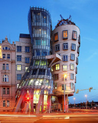 Tančící dům na Rašínové nábřeží v Praze, Frank O. Gehry, Vlado Milunić, 1990-1996